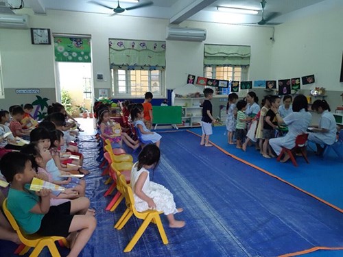Khám sức khỏe định kỳ cho trẻ tại trường Mầm non Phúc Đồng.